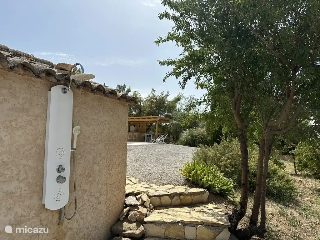 Außendusche am Pool.