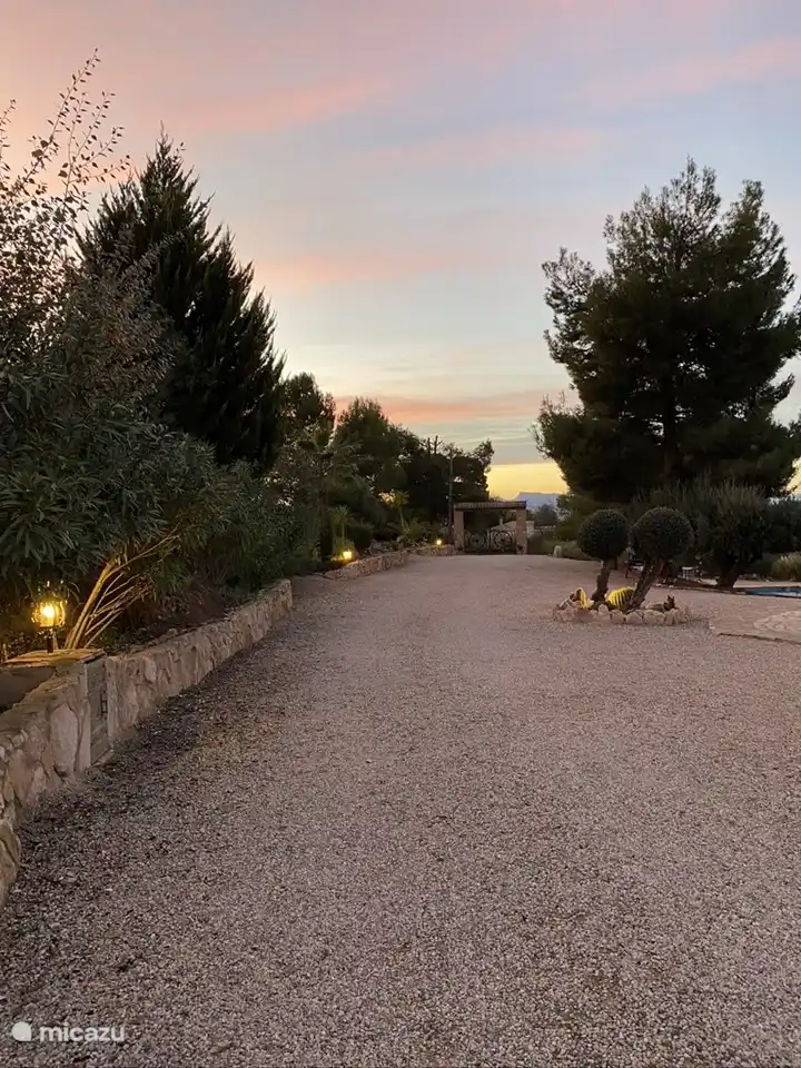 Die Einfahrt mit Parkplätzen.