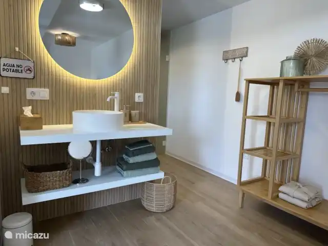 Casa Los Olivos Vista - App. Picual | Espagne, Costa Cálida, Aguilas - appartement Salle de bain attenante avec douche à effet pluie, shampoing et gel douche, sèche-cheveux et peignoirs.