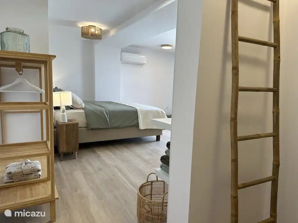 Kleiderschrank und Handtuchhalter.