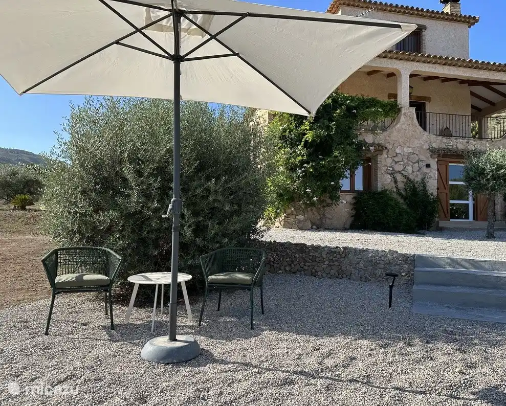 Private Terrasse mit Sitzgelegenheiten vor der Wohnung.