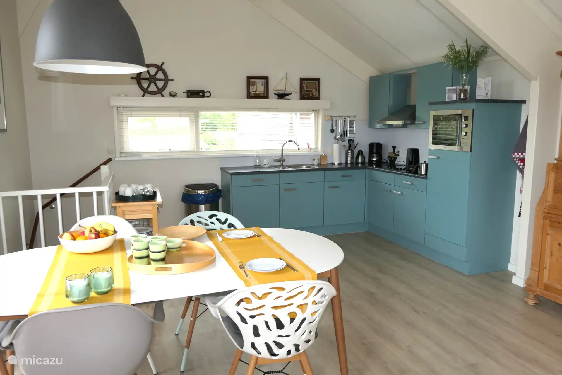 Eethoek en keuken met vaatwasser, kookplaat, koelkast en oven / magnetron