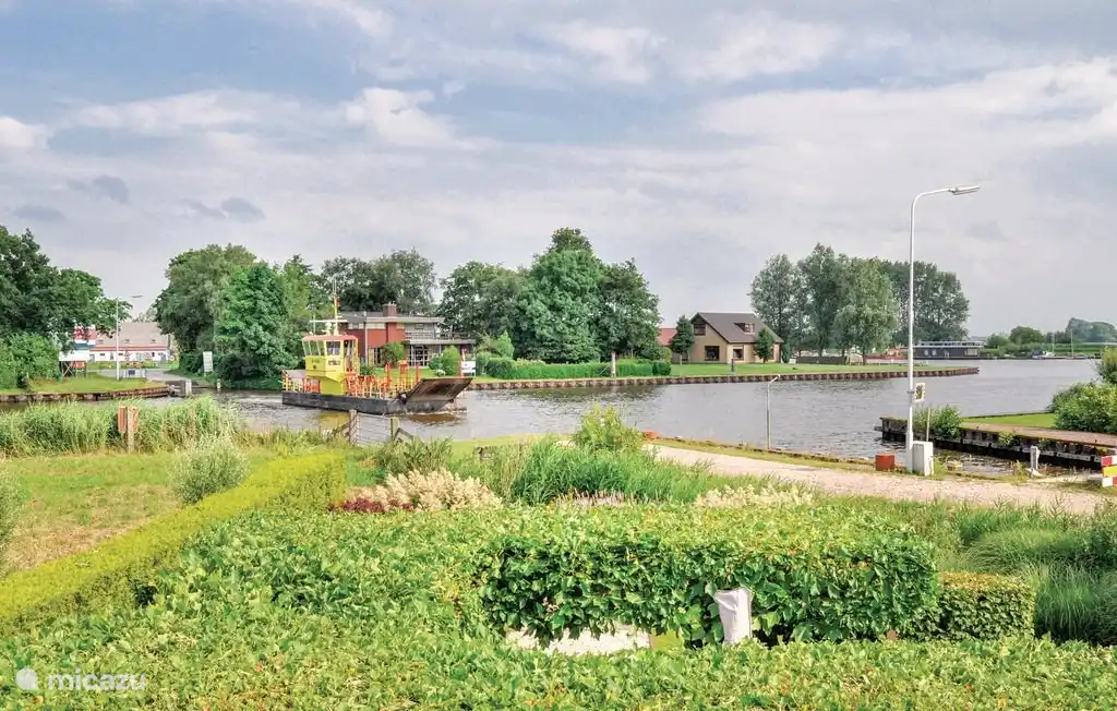 Het pontje de burd brengt u naar het eiland de Burd.