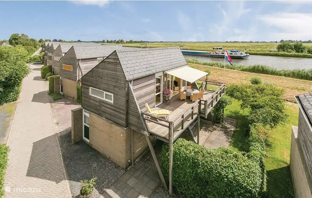 Ons huis en beeld over het PM kanaal en polder de Burd