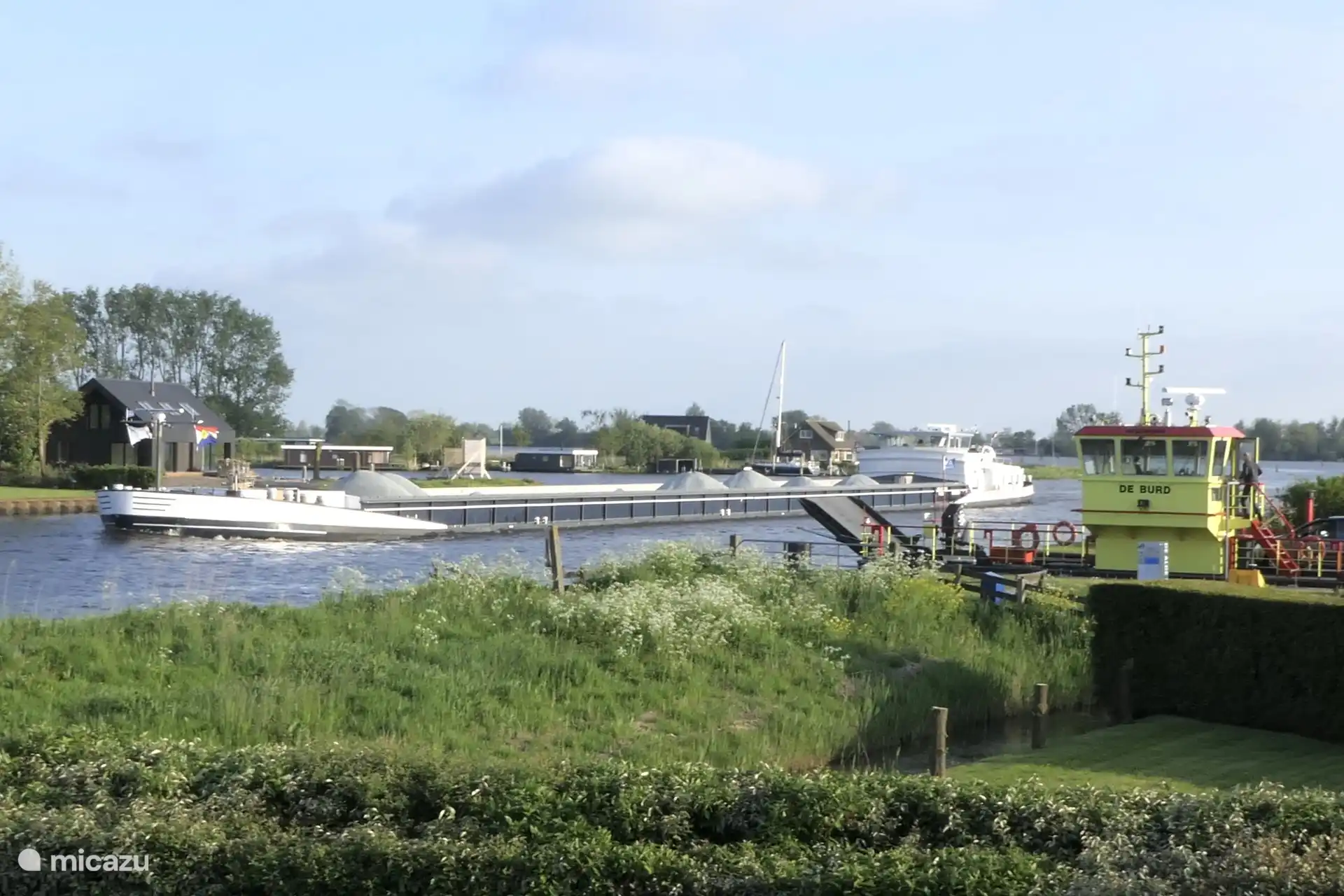 Beroepsvaart over het Prinses Margriet kanaal
(PM kanaal)