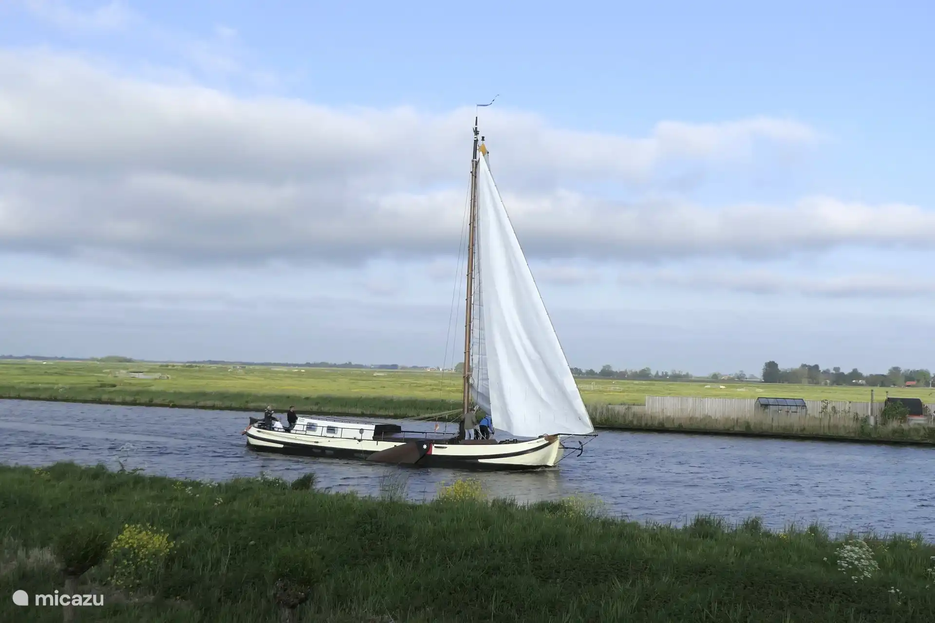 Dagelijks vaart beroepsvaart en pleziervaart voorbij