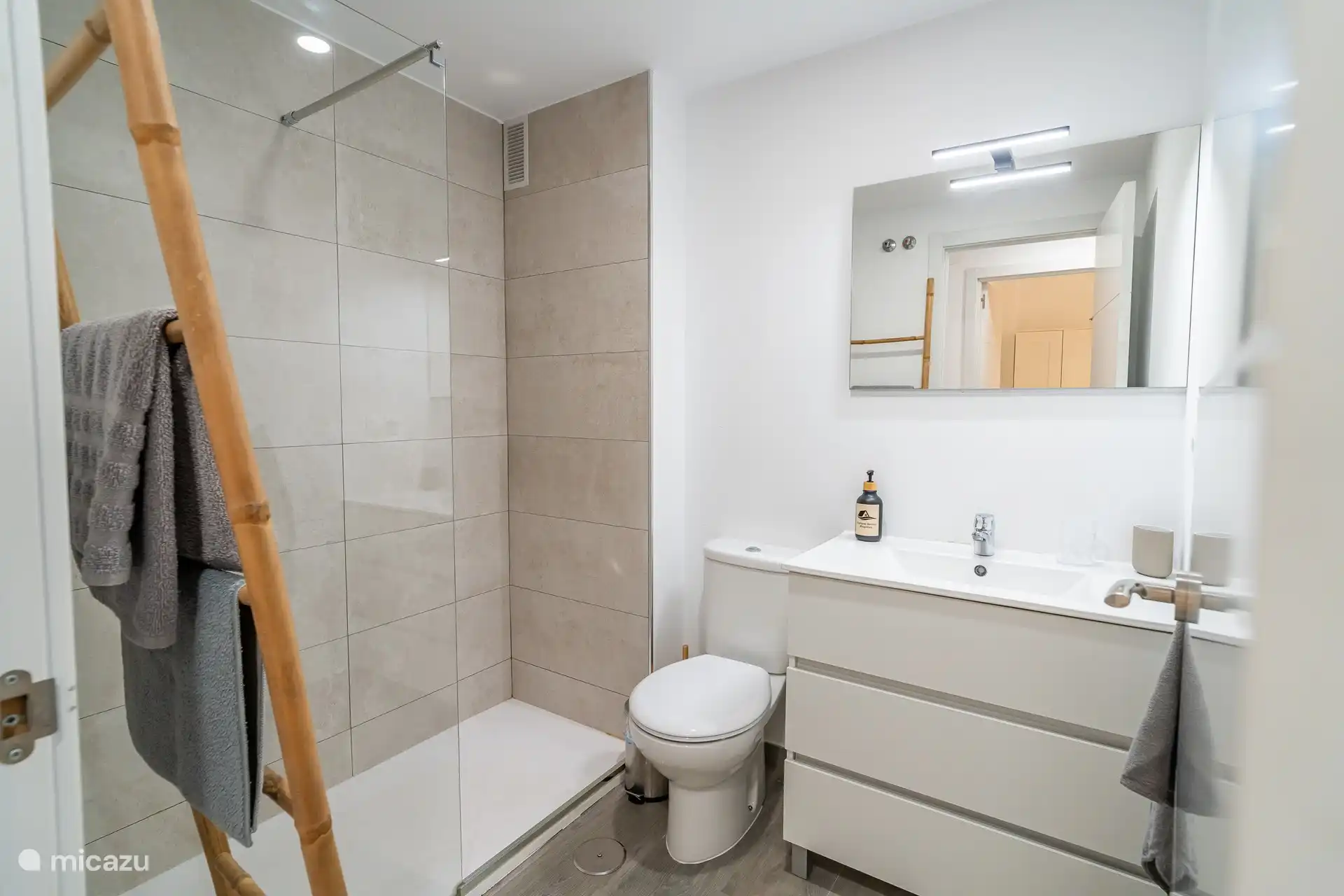 L’une des 2 salles de bains entièrement équipées. 