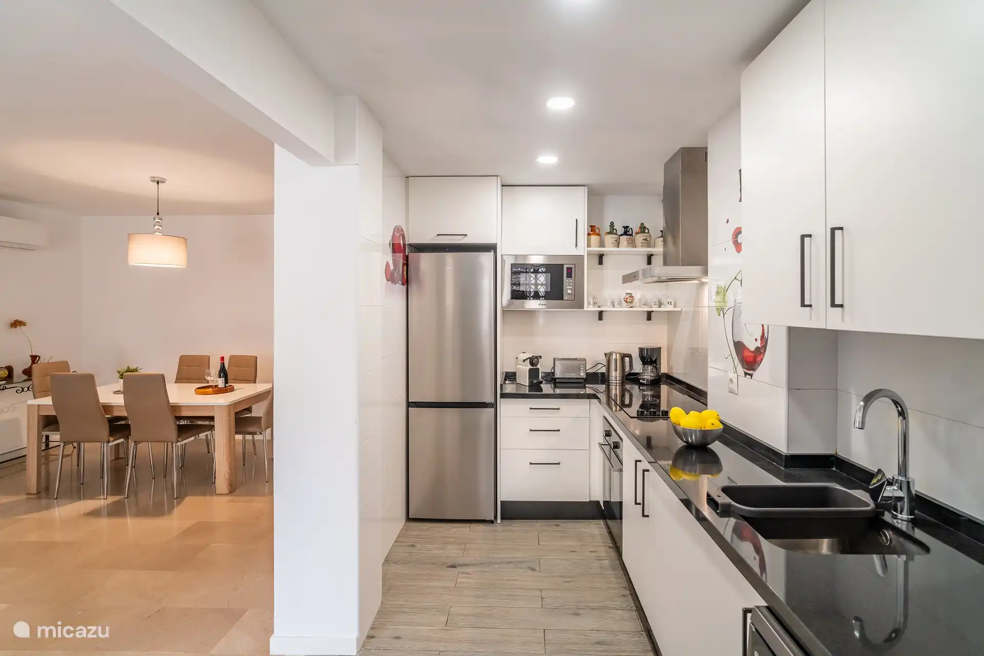 Cuisine avec accès à la salle à manger.