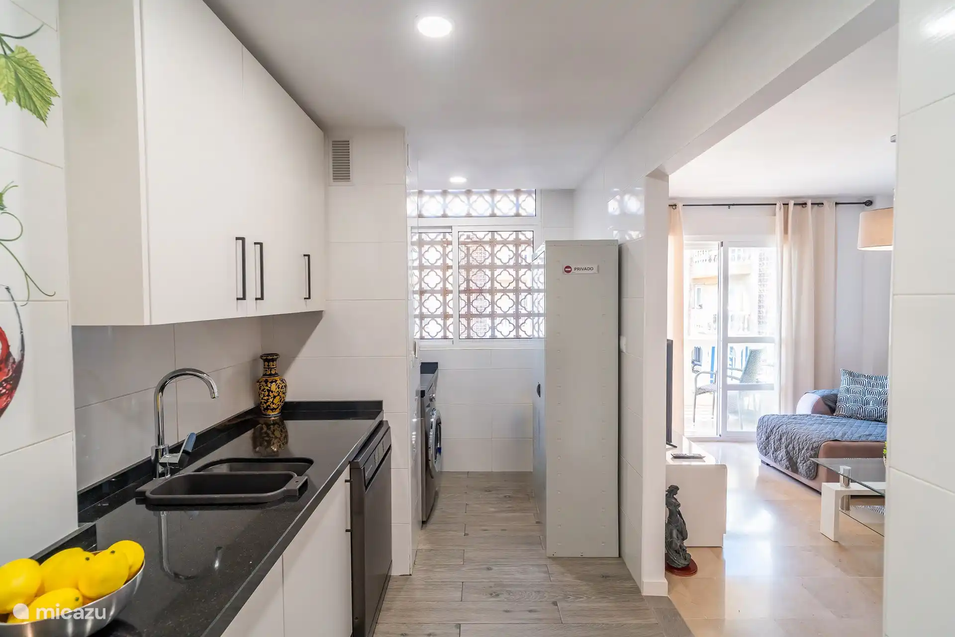 Cuisine avec accès au salon.