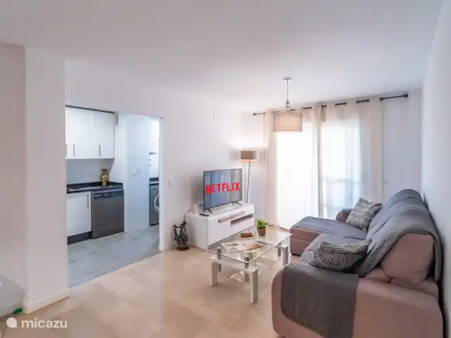 Casa Playa Guadalmar huren in Spanje, Costa del Sol, Málaga - appartement Woonkamer, smart tv, leidt naar de keuken.