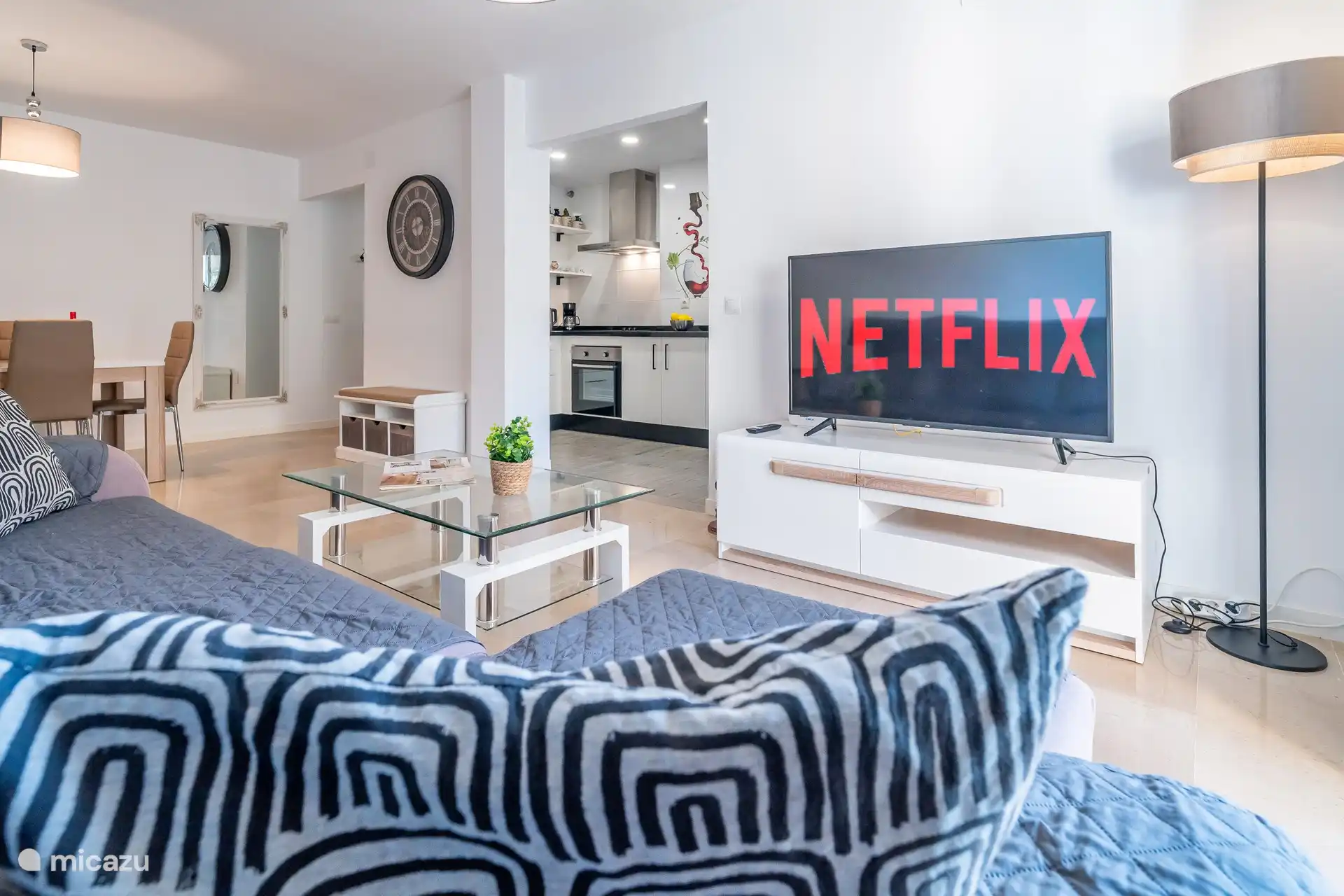 Smart TV avec tous les accessoires.