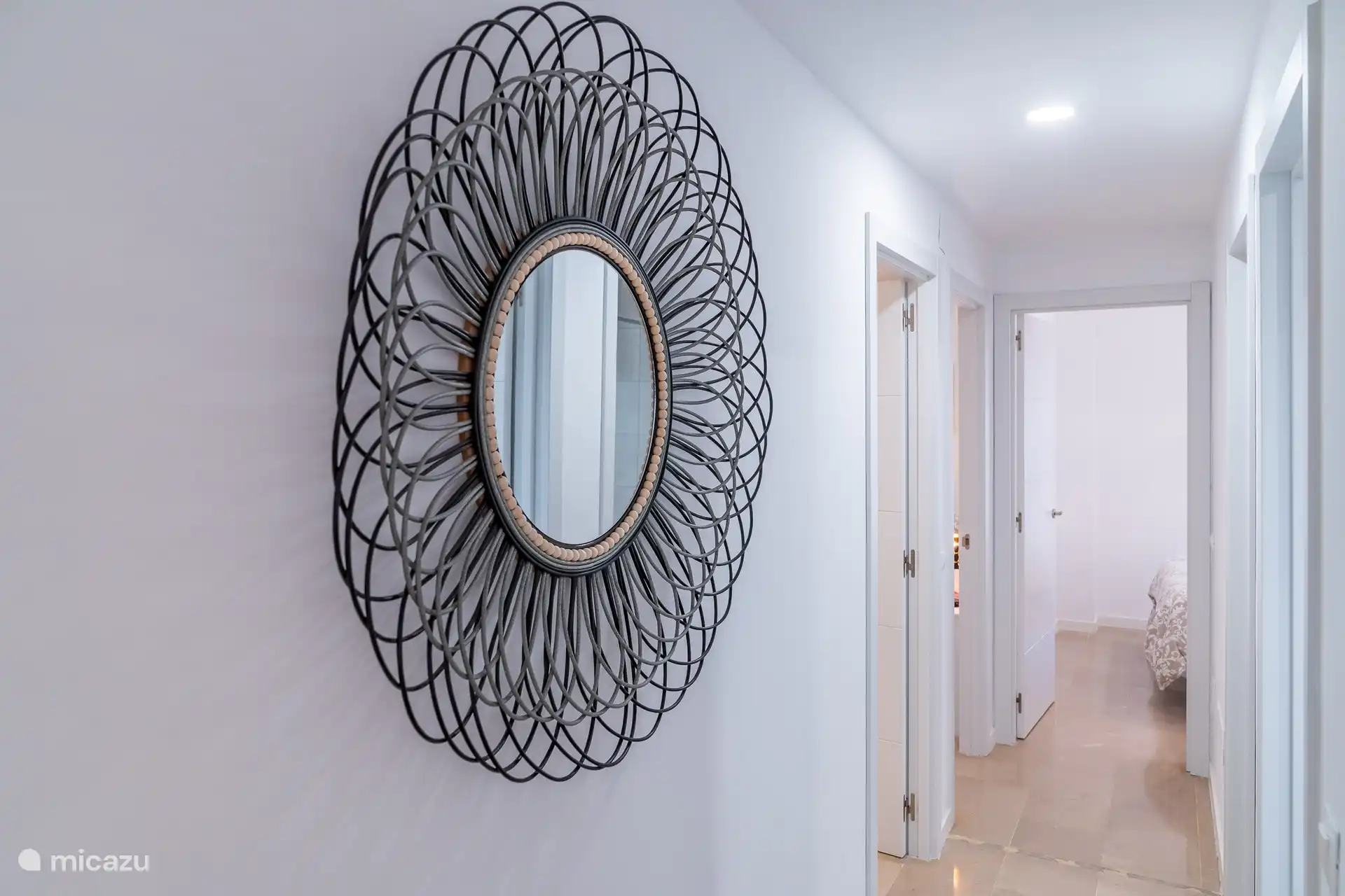 Grand couloir vers les chambres.