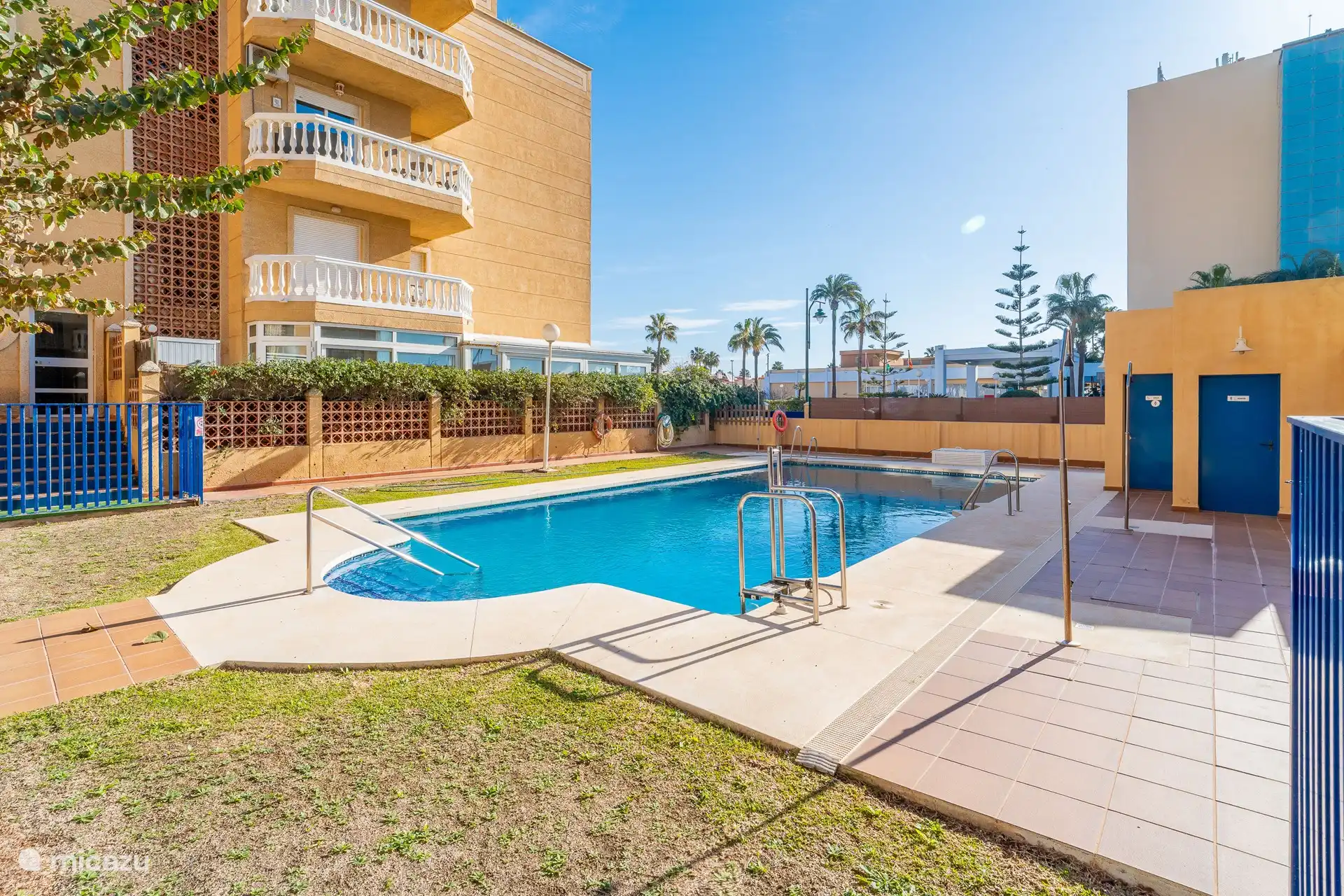 La belle piscine est disponible de juin à fin septembre. 