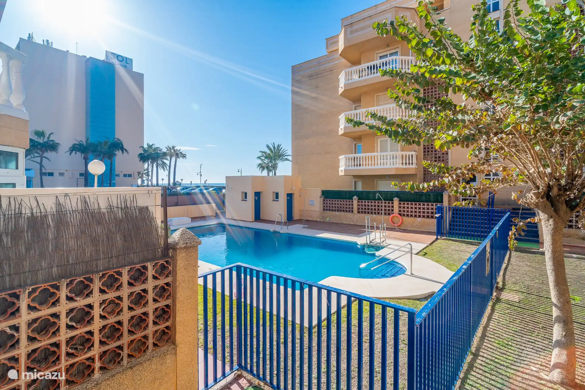 Zona exterior con piscina.