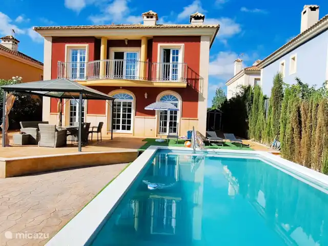 villa en España, Costa Blanca, Aspe – Butterfly Villa - piscina y parque infantil Vista a la casa y a la piscina