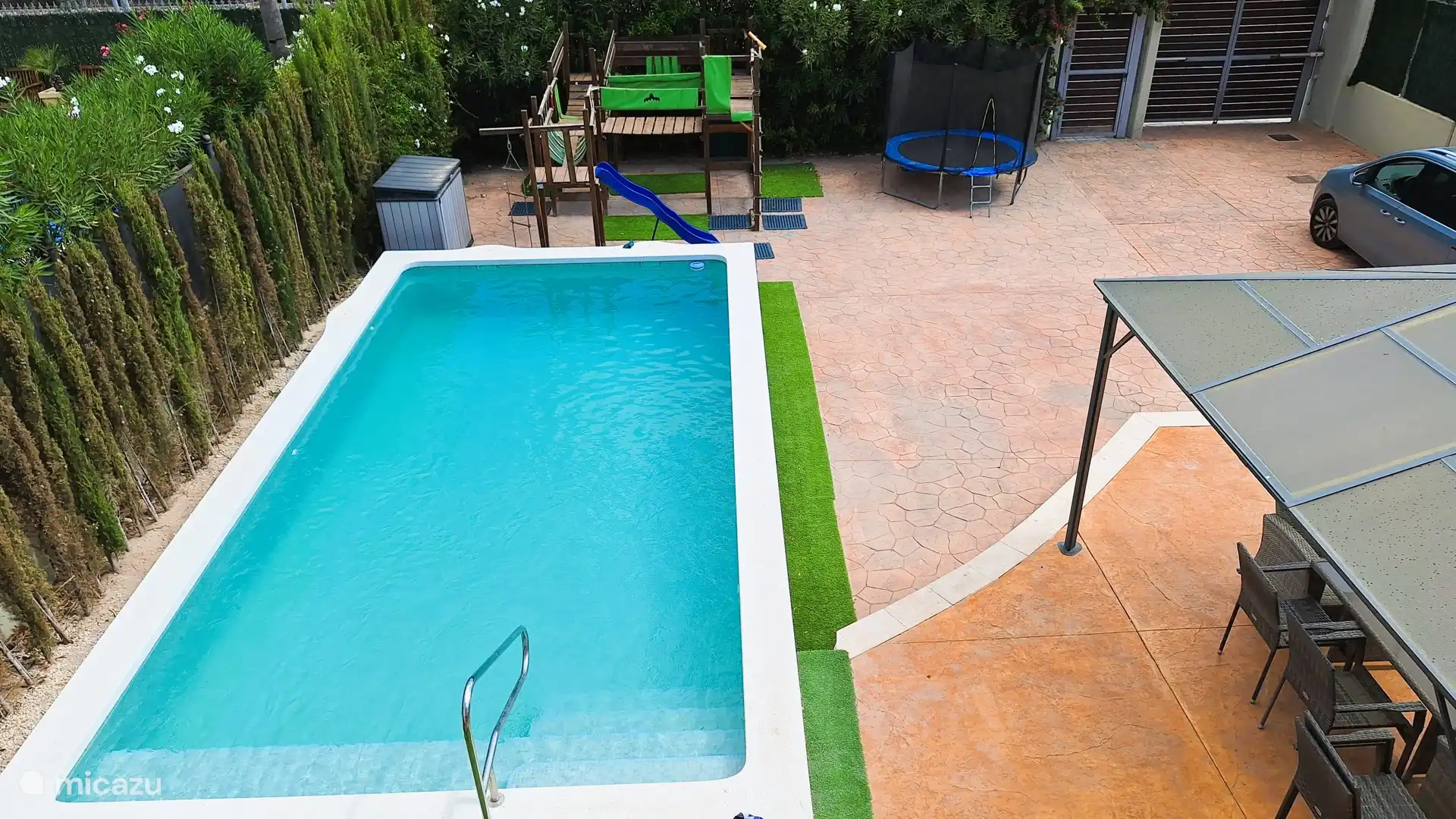 Blick auf den Pool und den Spielplatz