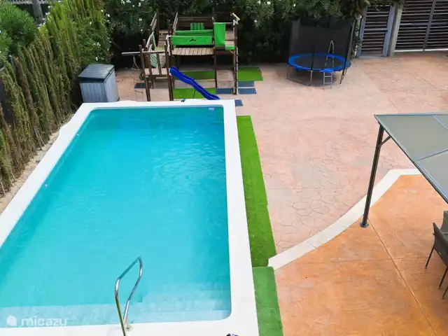 villa en España, Costa Blanca, Aspe – Butterfly Villa - piscina y parque infantil vista a la piscina y al parque infantil