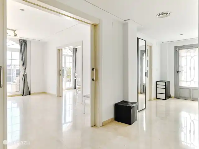 villa en España, Costa Blanca, Aspe – Butterfly Villa - piscina y parque infantil entrada y pasillo