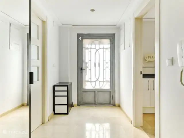 villa en España, Costa Blanca, Aspe – Butterfly Villa - piscina y parque infantil entrada y pasillo