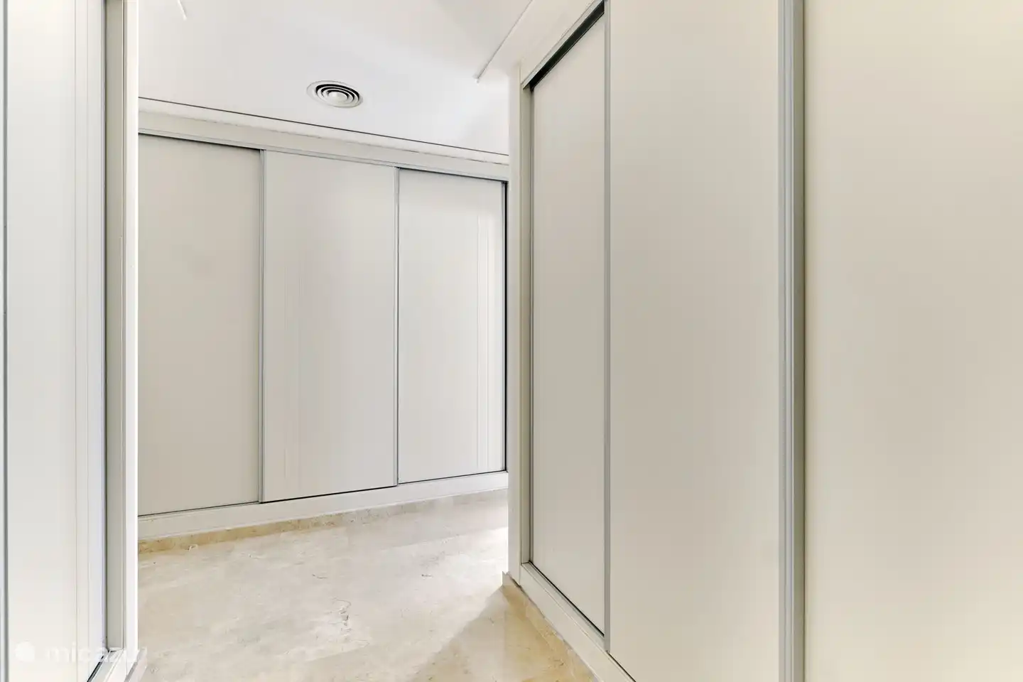 Begehbarer Kleiderschrank