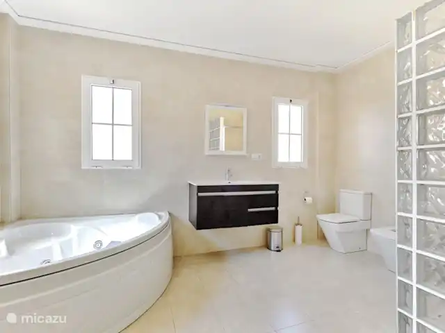 villa en España, Costa Blanca, Aspe – Butterfly Villa - piscina y parque infantil baño en suite
