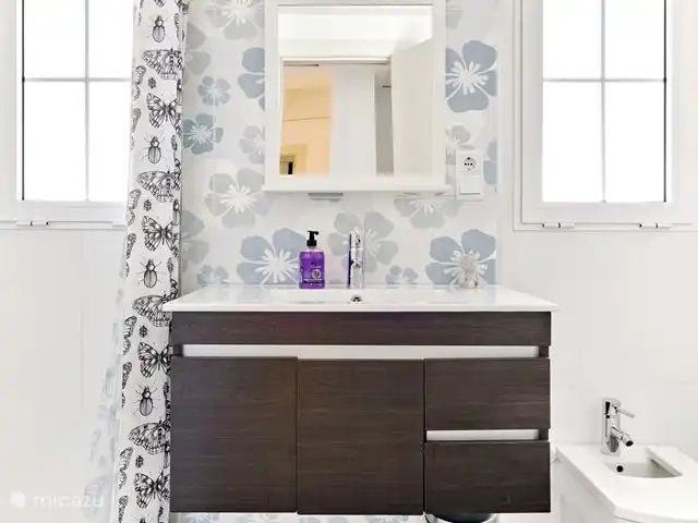 villa en España, Costa Blanca, Aspe – Butterfly Villa - piscina y parque infantil baño 1er piso