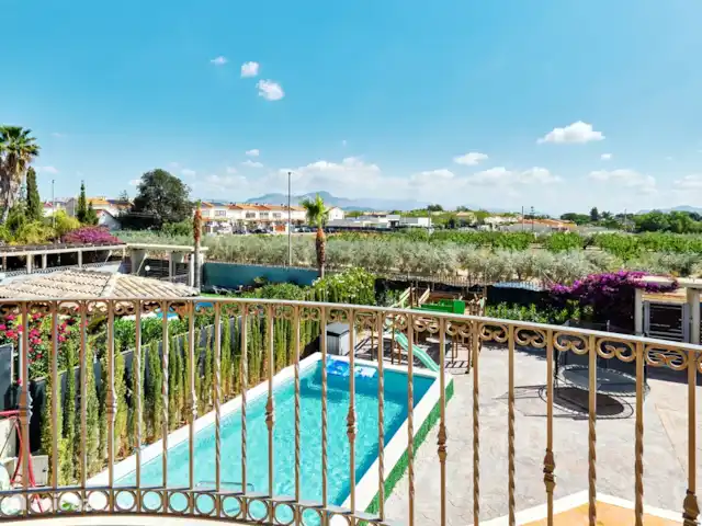 villa en España, Costa Blanca, Aspe – Butterfly Villa - piscina y parque infantil vista desde el balcón