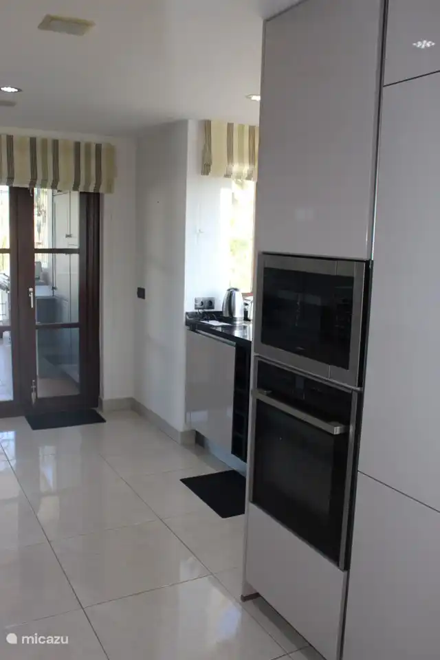 Voll ausgestattete Küche