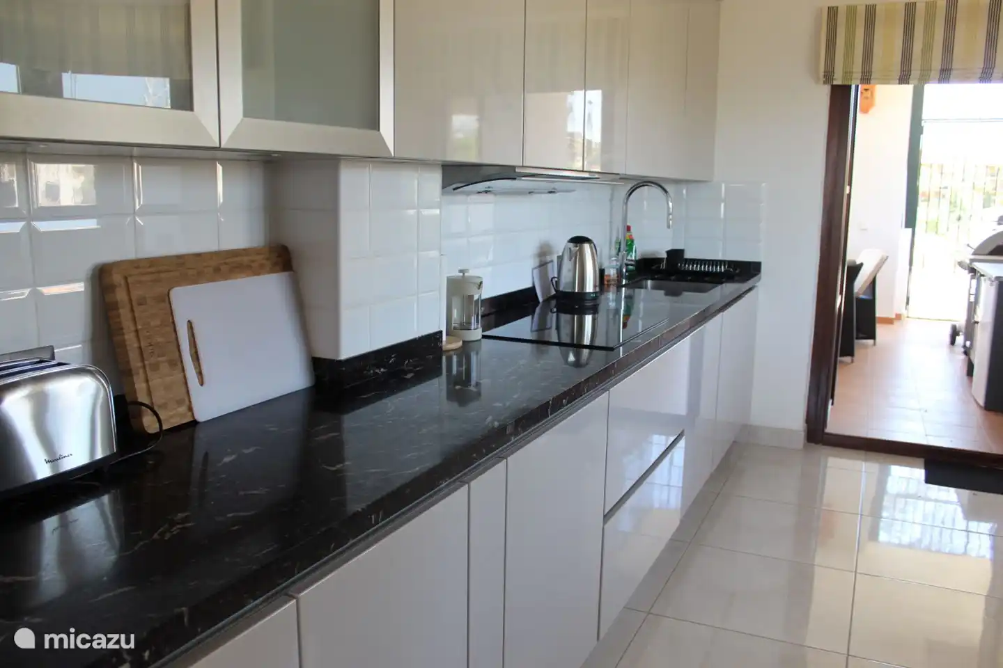 Voll ausgestattete Küche mit direktem Zugang zur Terrasse