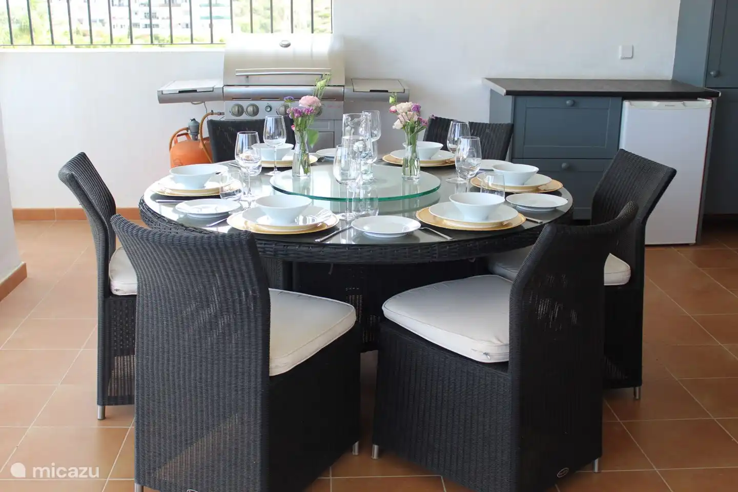 Terrasse mit Essbereich, Grill (Gas) und Kühlschrank