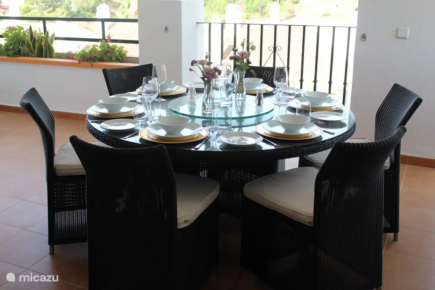 Terrasse mit Essbereich, Grill (Gas) und Kühlschrank