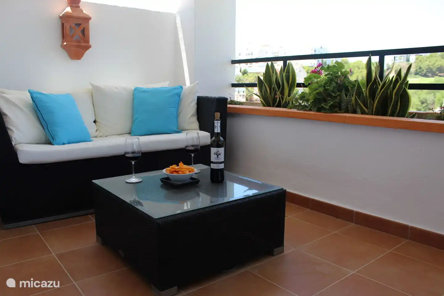 Terrasse mit Essbereich mit Ruhebereich.