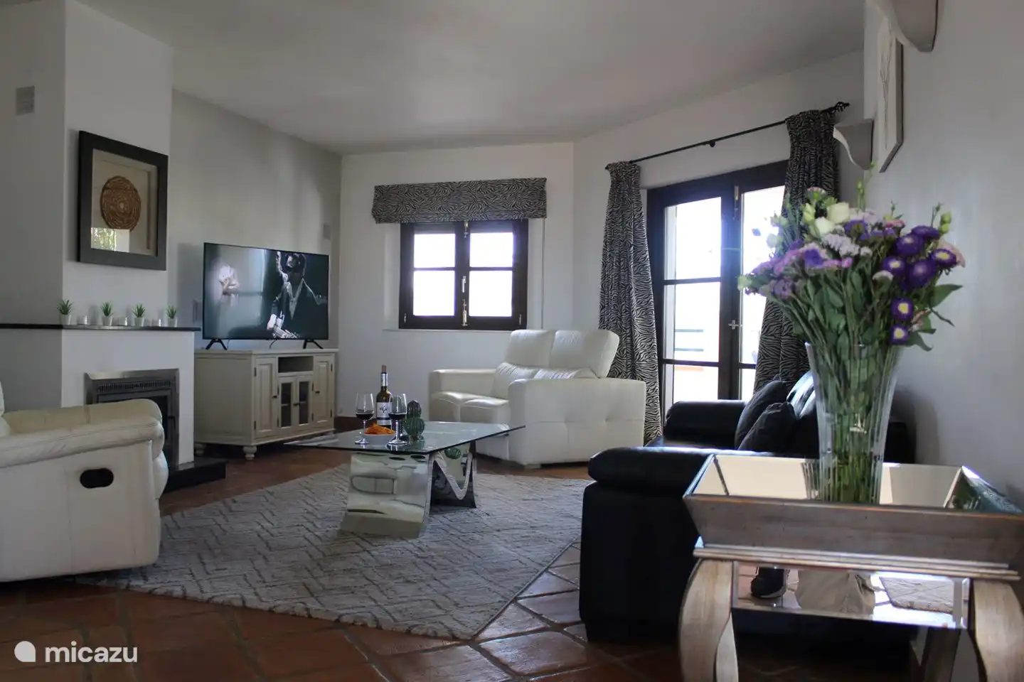 Wohnzimmer mit direktem Zugang zur Hauptterrasse