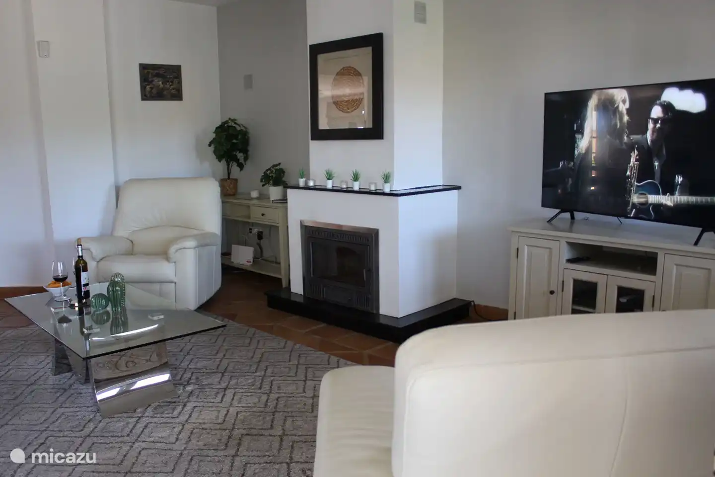 Wohnzimmer mit direktem Zugang zur Hauptterrasse