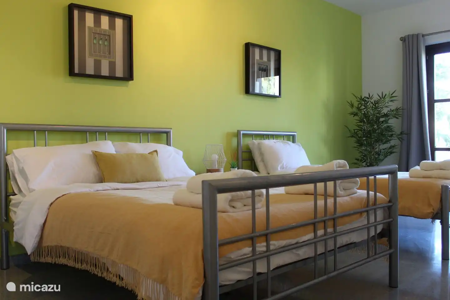 Schlafzimmer 4 mit direktem Zugang zum Hinterhof