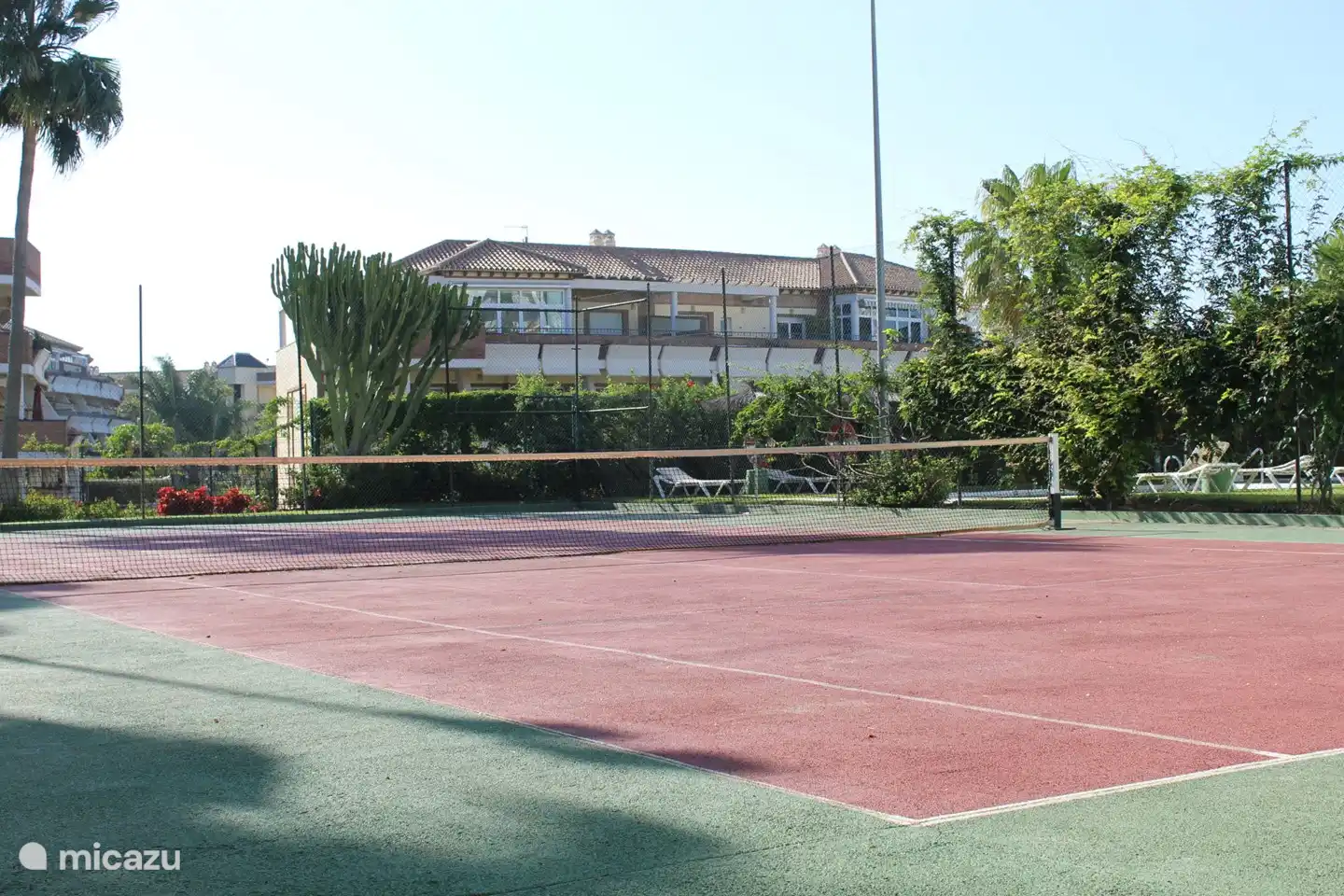 Tennisplatz am Pool 2