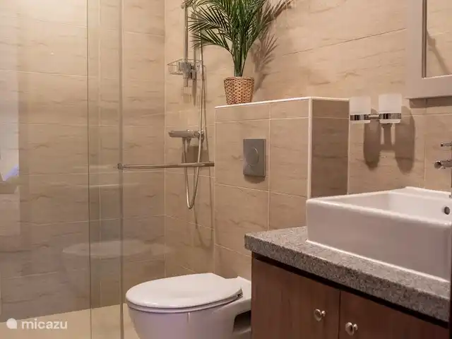 Suerte azul 2 en Curazao, Curazao Centro, Blue Bay - apartamento Baño contiguo al dormitorio