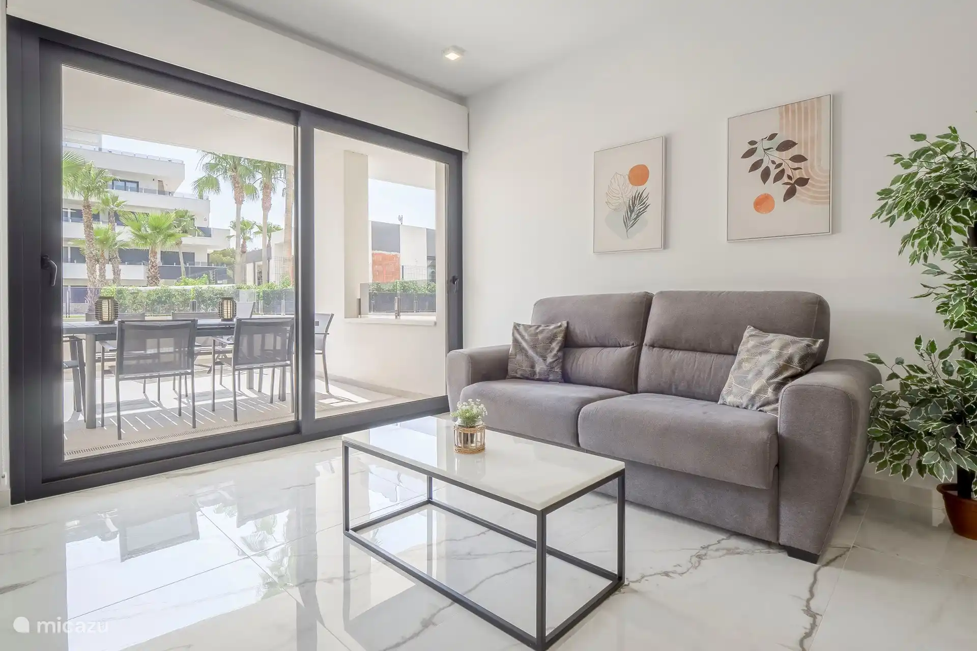 Wohnzimmer mit Blick auf die Terrasse