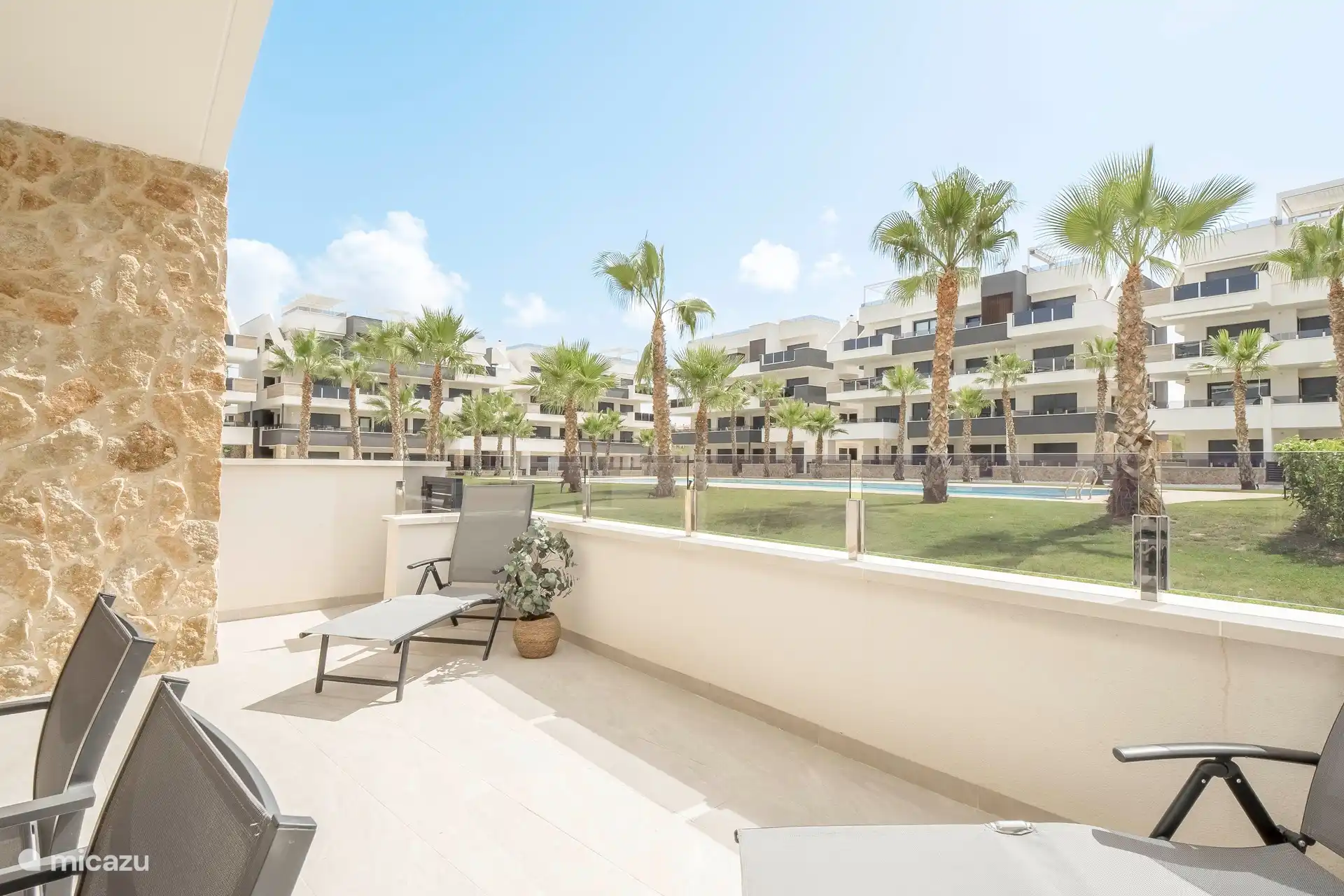 Terrasse mit Blick auf den Pool und Zugang zum Pool