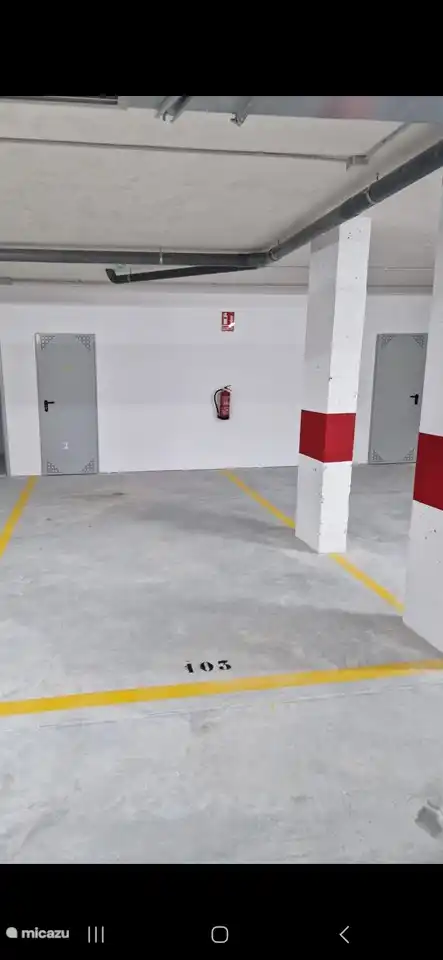 Privater Parkplatz mit Abstellraum.