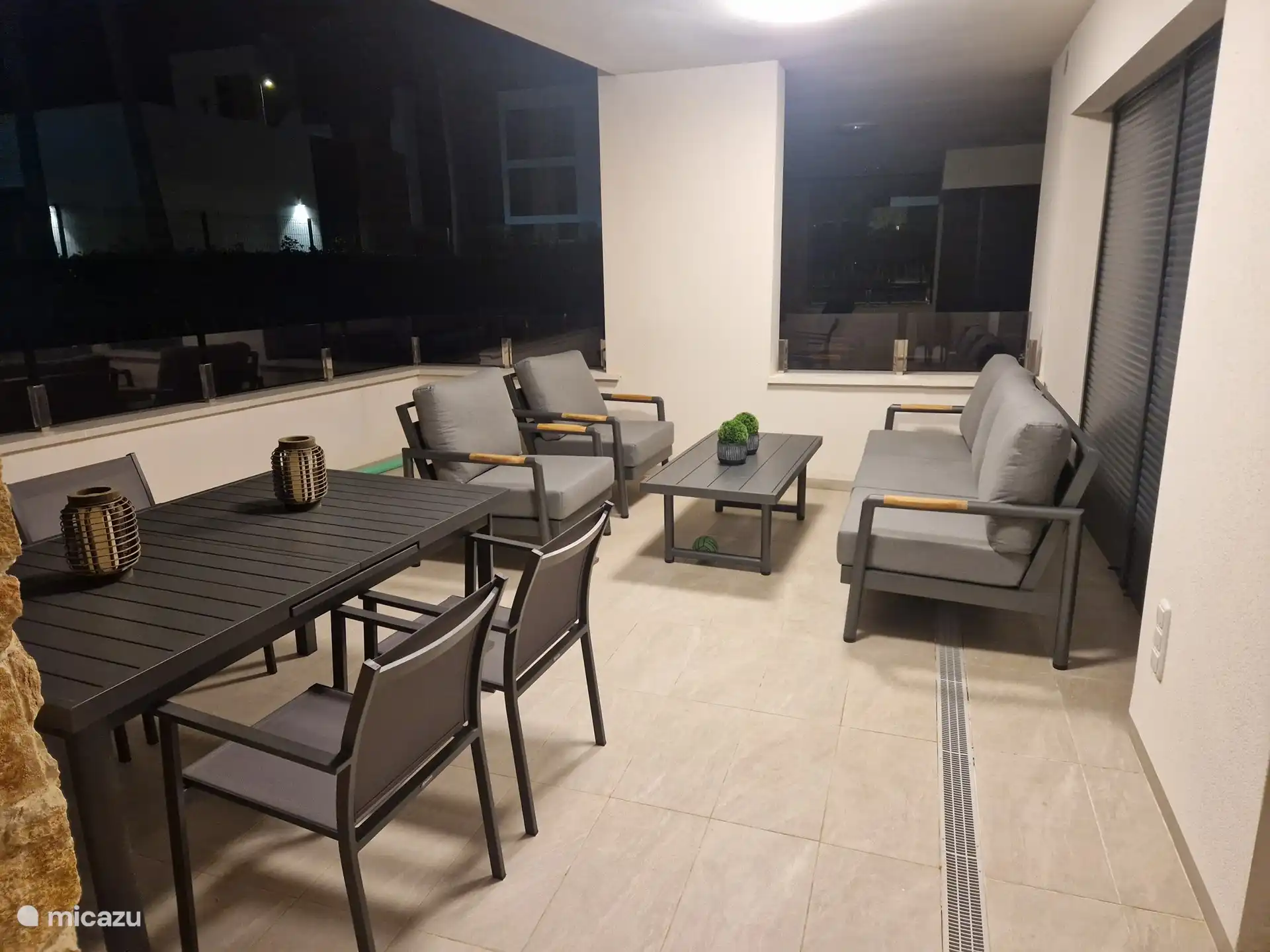 Die Terrasse mit einem Lounge-Set und einem Tisch für 4 Personen (Option 6 Personen)