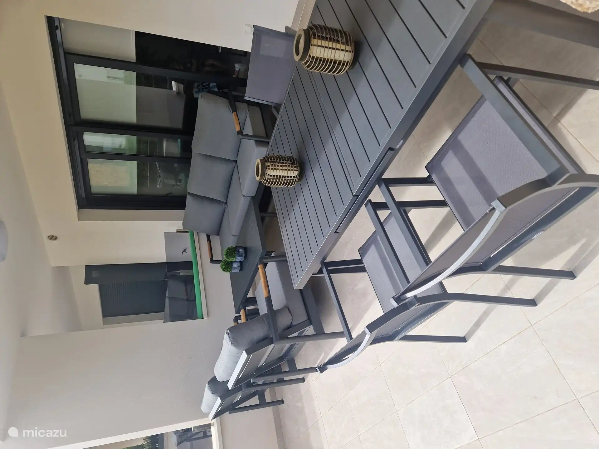 Lounge-Set und Tisch