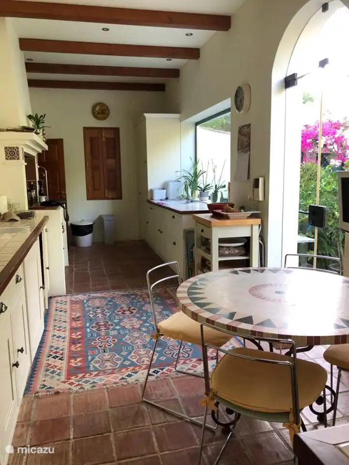 cocina con comedor y puertas de patio a la terraza