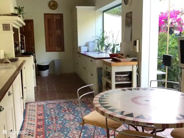 Villa Monte do Cerrito huren in Portugal, Algarve, São Brás de Alportel - villa keuken met eethoek en openslaande deuren naar terras