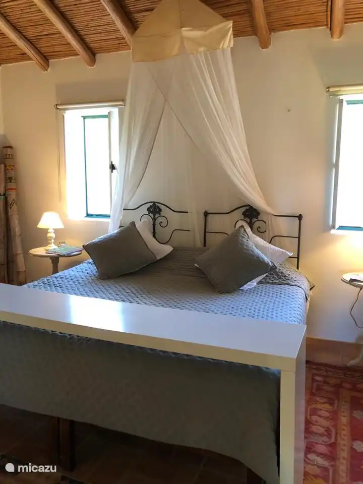 cama en el dormitorio del primer piso