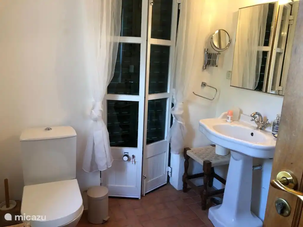 ba&#241;o en dormitorio primer piso