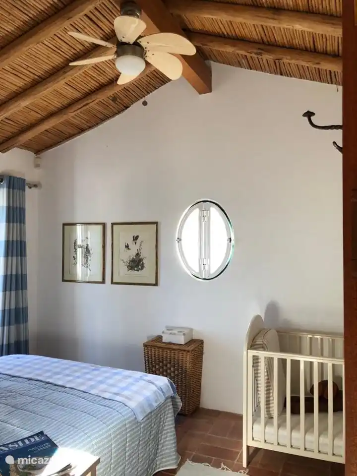 cama de beb&#233; en el segundo dormitorio en el primer piso