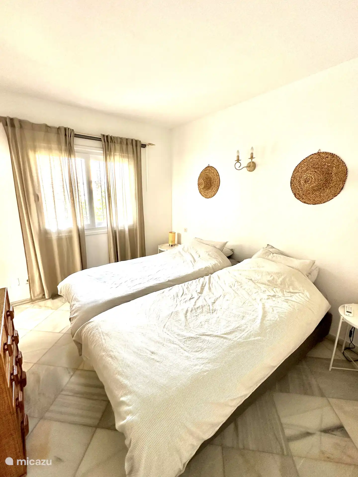 The second bedroom has 2 single beds (200x90cm) but can also be made up as a double bed (200x90cm) if desired.