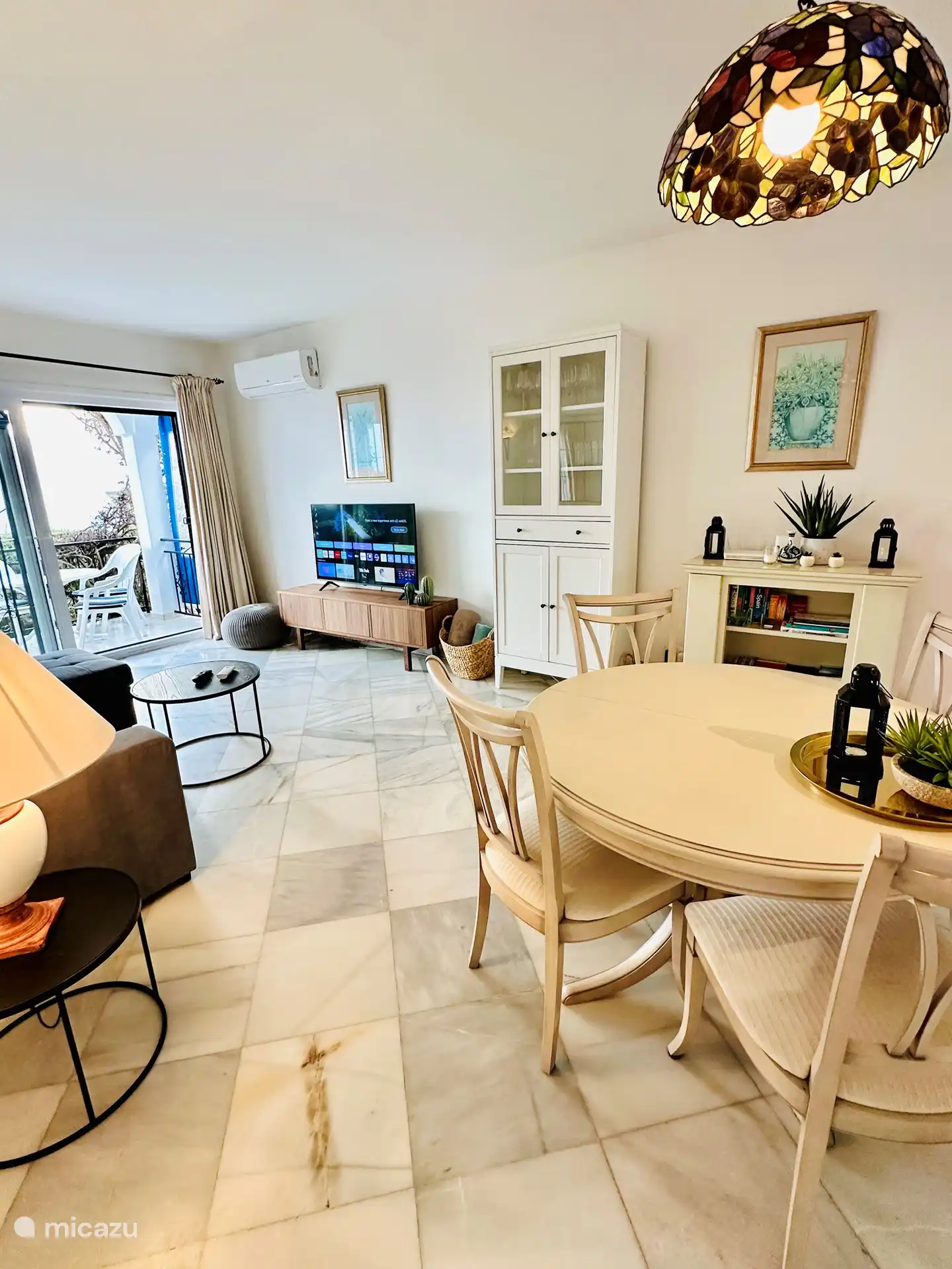 The living room is also equipped with air conditioning.