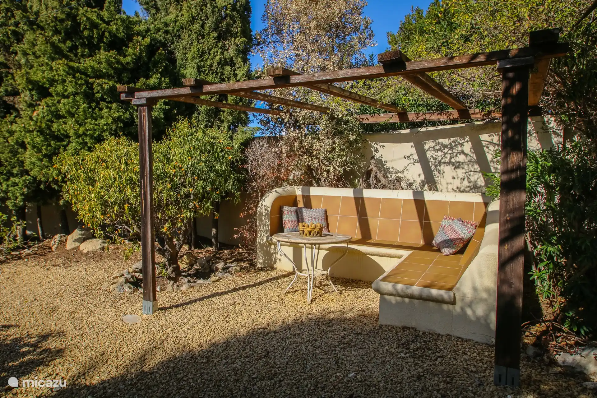 Gran jardín privado al aire libre con zona de estar y mesa de comedor con sillas - Apartamento vacacional Merluza en Moraira, Costa Blanca